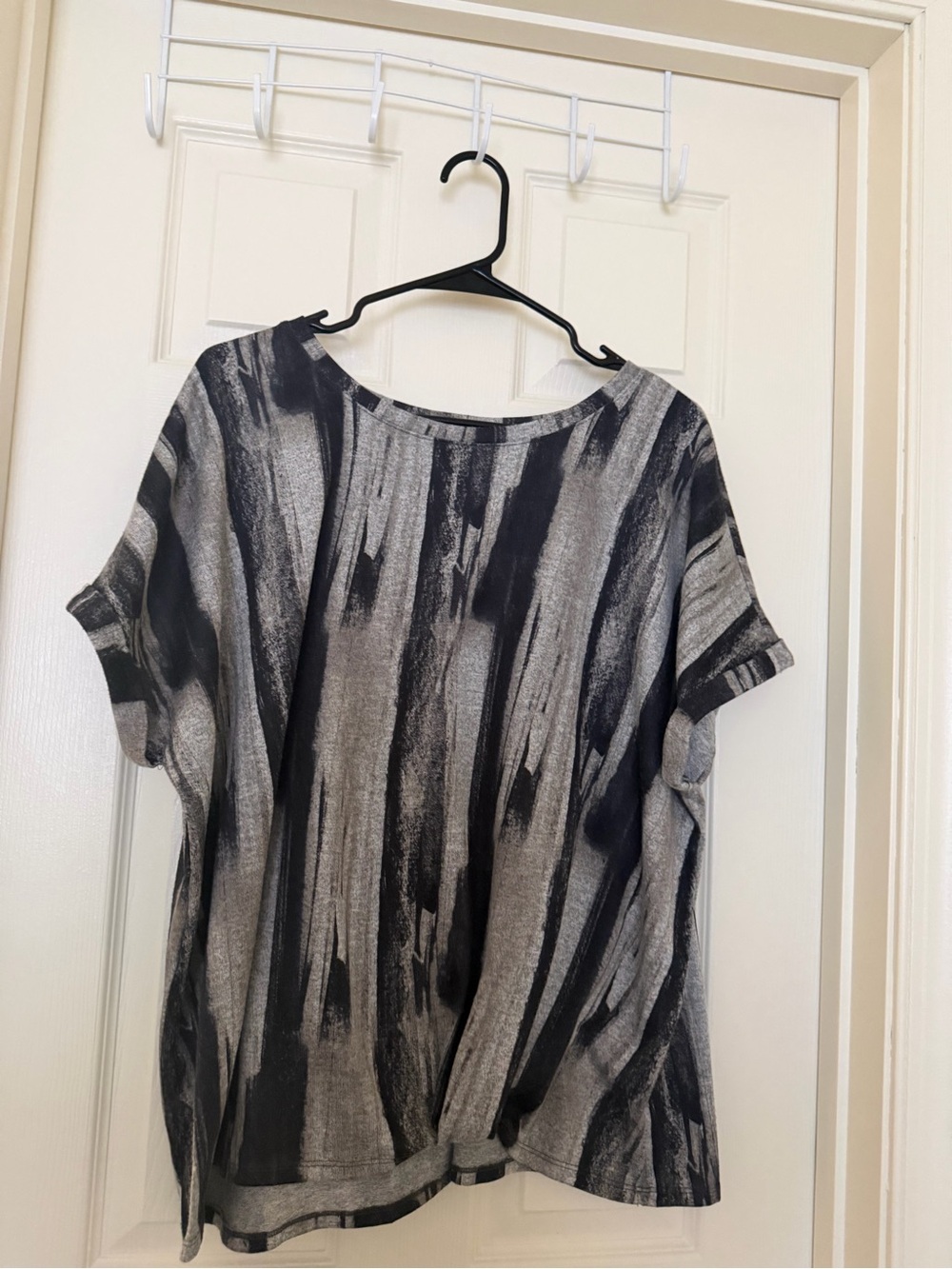 Abstract Brush-Stroke Short Sleeve Top - Black & Gray